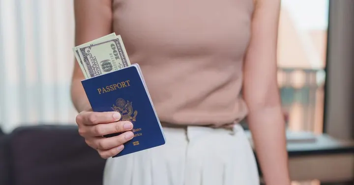 Passengers Advised to Avoid Wearing White Clothing When Flying