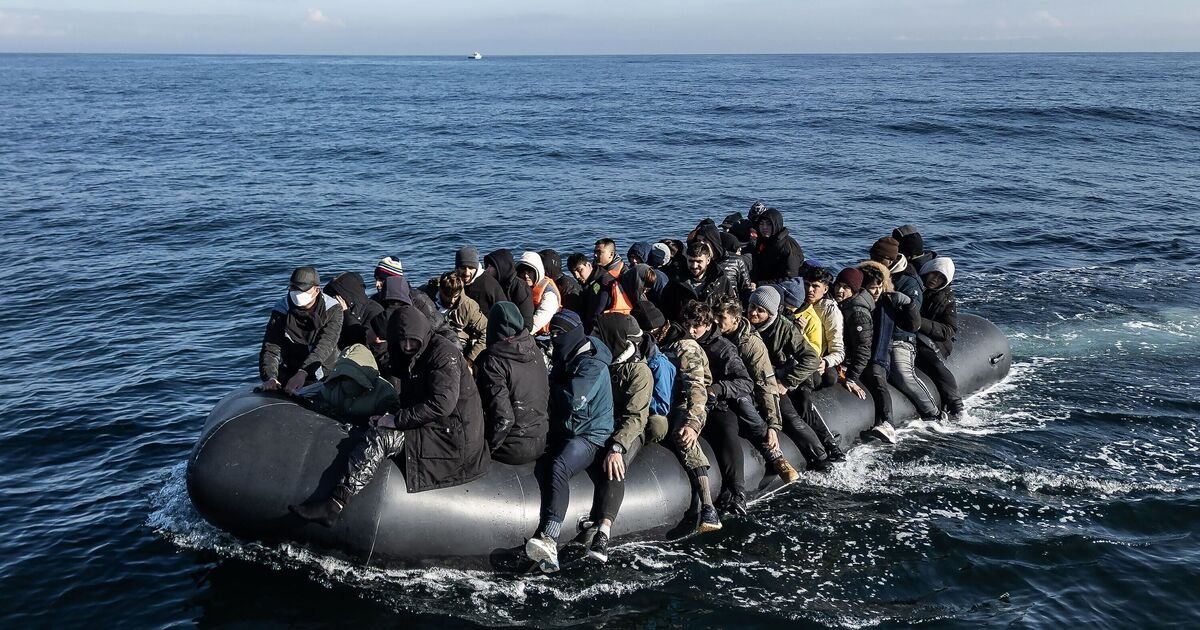 803 Migrants Cross English Channel to UK in Record December Influx