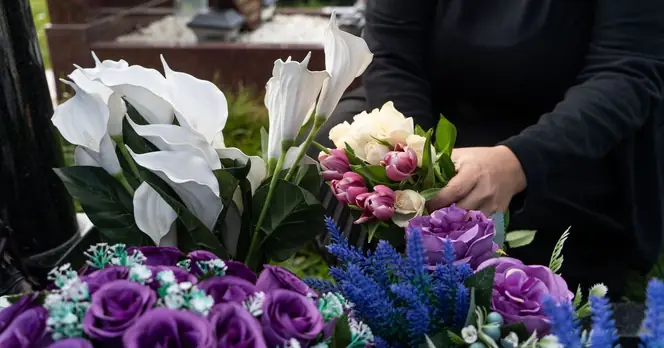 Average UK Funeral Costs Rise to £4,623 Amid 'Postcode Lottery' Concerns