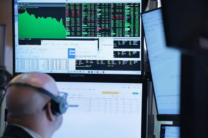 Bitcoin Climbs Above $72,000 Amid Declines for Circle and Bullish