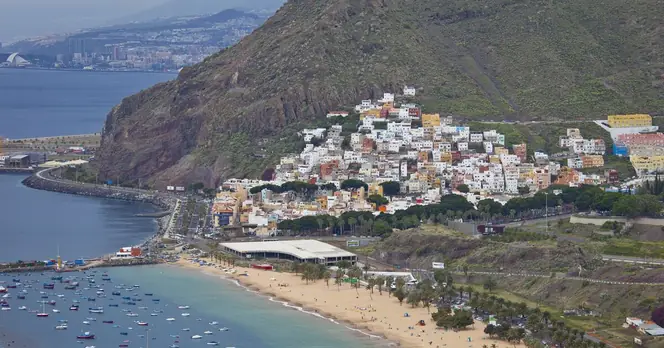 Canary Islands Issues Coastal Hazard Alert for Easter Holiday Travelers