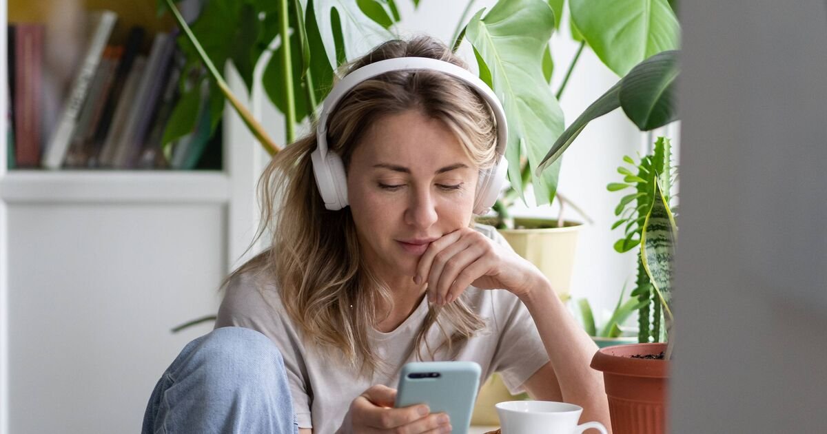 Experts Warn That Excessive Headphone Volume Poses Long-Term Hearing Risks for Young Adults in the UK