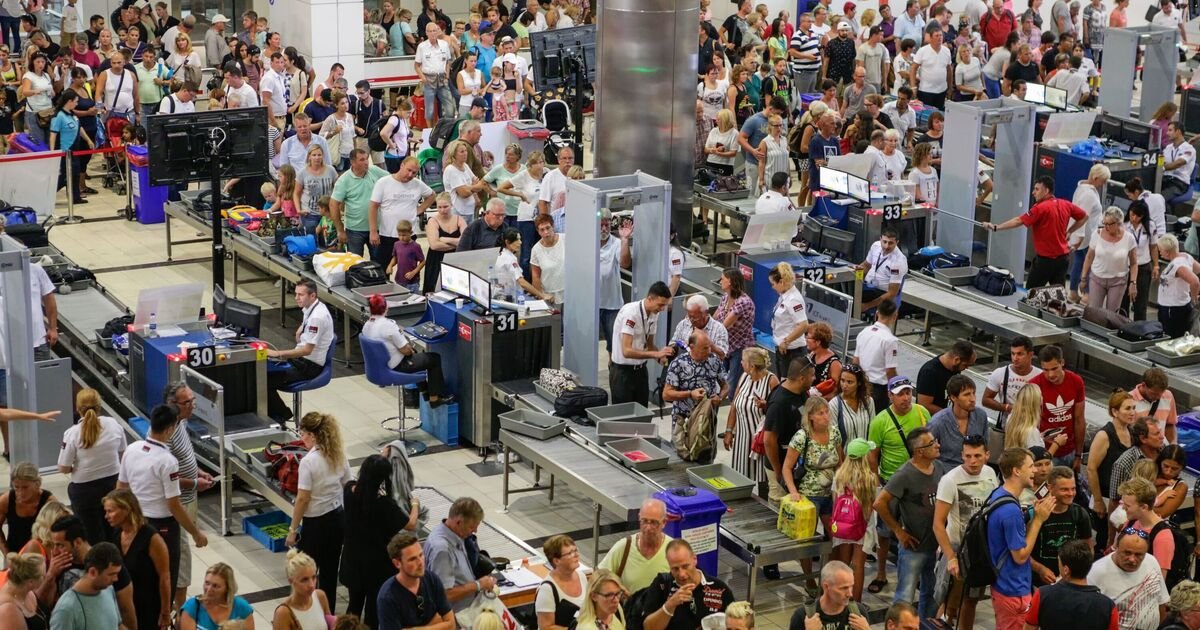 Hotels in Spain Overwhelmed as British Tourists Face 3-Hour Check-In Delays