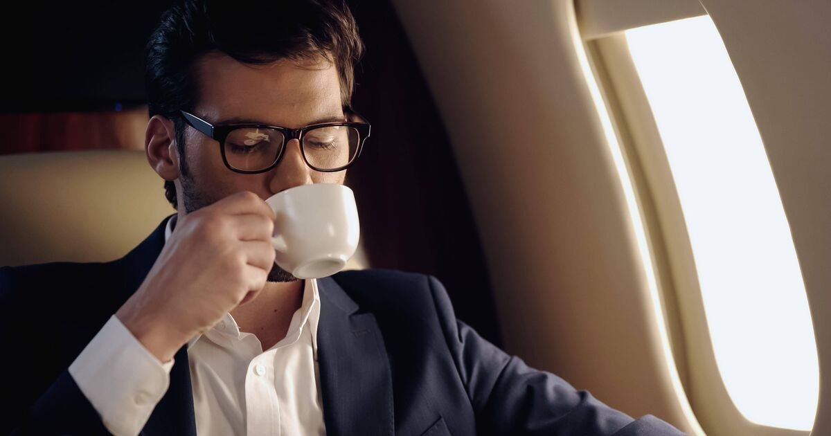 Experts Share Hourly Tips to Mitigate Sluggishness During Flights