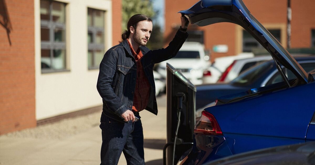 Drivers Urged to Carry Shovels as Yellow Weather Warning Takes Effect