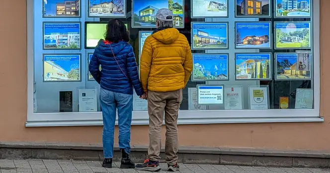 Experts Forecast Delayed Decrease in Mortgage Rates Amid Buyer Decline