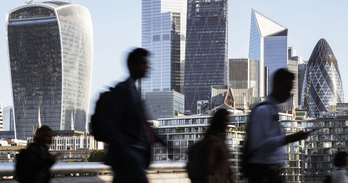 FTSE 100 Executives Earn Average UK Salary in Less Than Three Days