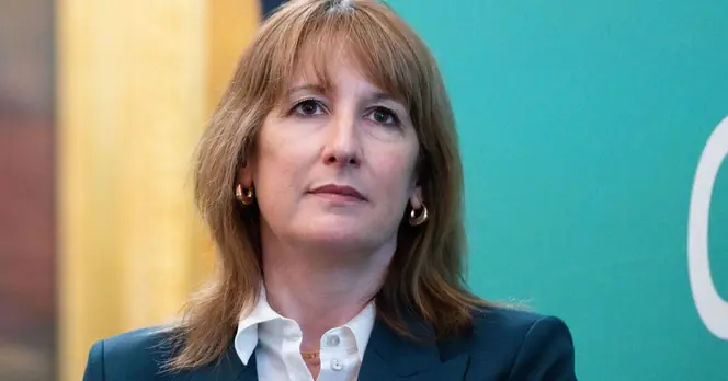 Rachel Reeves Enters Downing Street Amidst Labour Party Scrutiny
