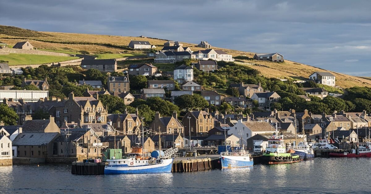 Tourists Outnumber Residents 20 to 1 on UK Island, Locals Seek Solutions