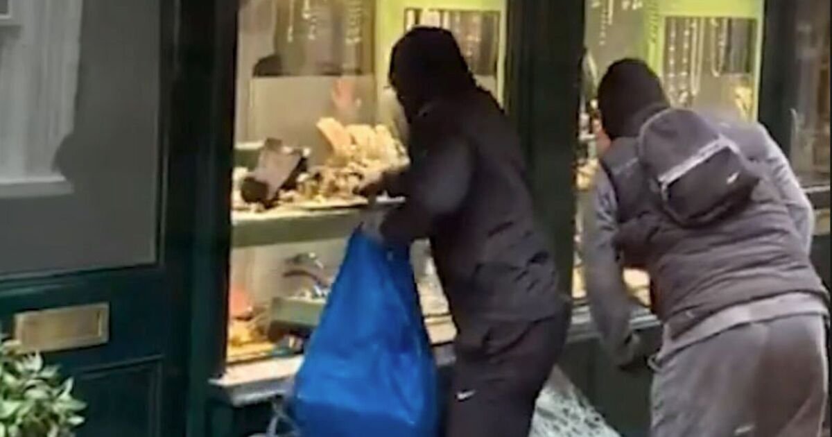 Jewellery Shop Worker Resists Masked Thieves in Richmond Daylight Robbery