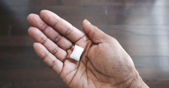 Experts Recommend Chewing Gum and Home Changes to Improve Sleep During Allergy Season