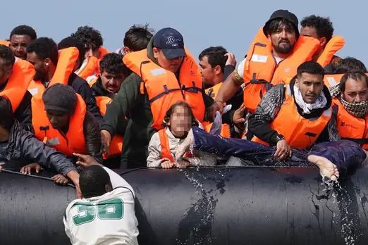 Hundreds of Migrants Cross Channel Amid Labour's Border Management Criticism