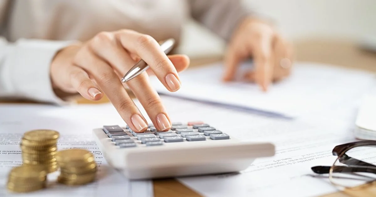 Expert Advises Turning £100 into £100k for Retirement through Strategic Investments