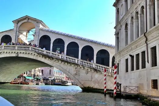 Tourist's Gelato Enjoyment Nearly Results in €200 Fine in Venice