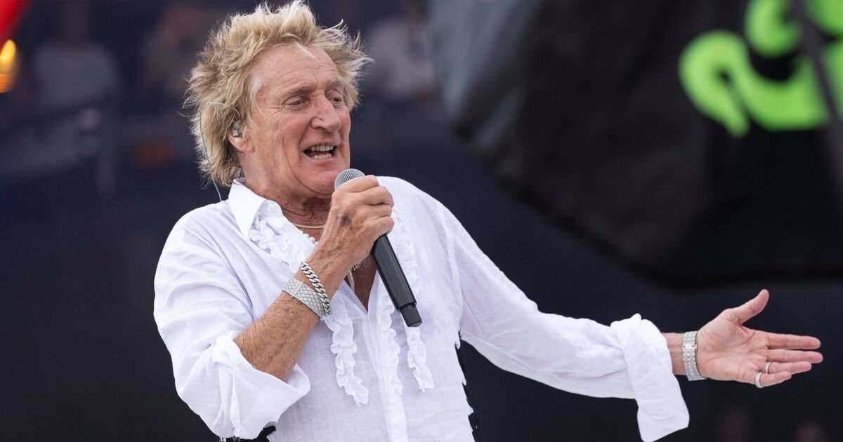 Rod Stewart Delights Falkirk Pub Goers with Surprise Karaoke Act