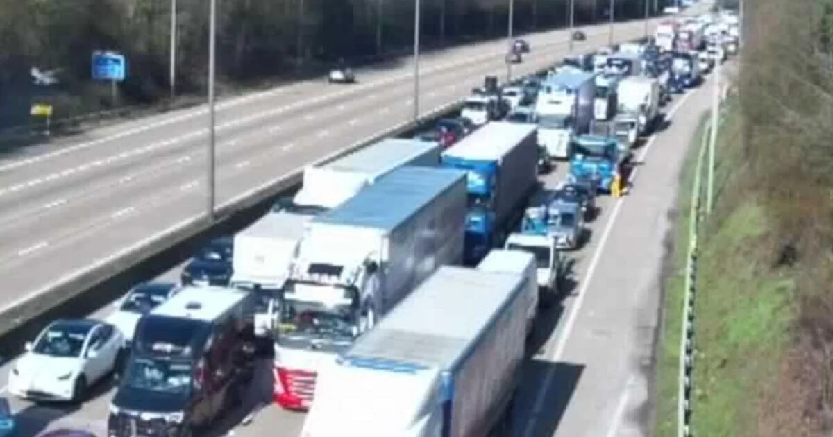 M25 All Lanes Closed Due to Ongoing Emergency Incident Between Junctions 10 and 11
