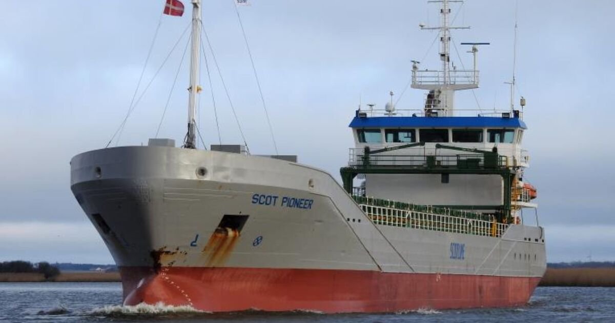 Cargo Ship Scot Pioneer Runs Aground in Devon Harbour on New Year's Day