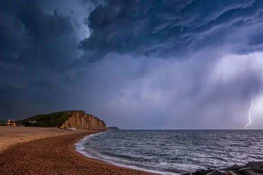 Met Office warns of rain and thunderstorms in southern England on Thursday