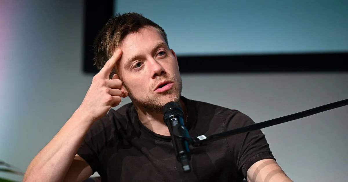 Omid Djalili Critiques Owen Jones Over ‘Western Privilege’ in Online Debate