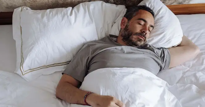 Pharmacist Warns That Eating Certain Foods Before Bedtime May Disrupt Sleep Quality