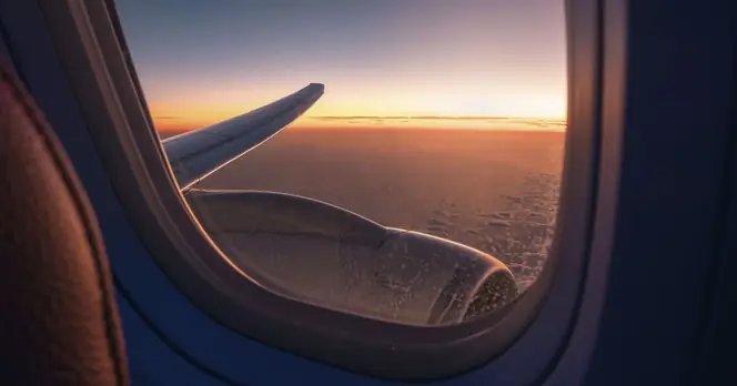 Pilot Explains Safety Reasons Behind Dimming Cabin Lights During Takeoff and Landing