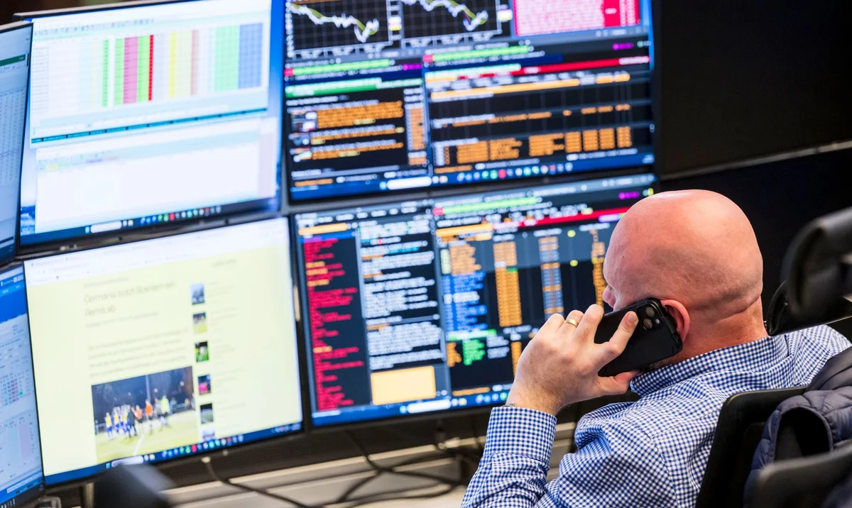 Institutional Interest in Solana ETFs Grows While XRP Funds Depend on Retail Investors