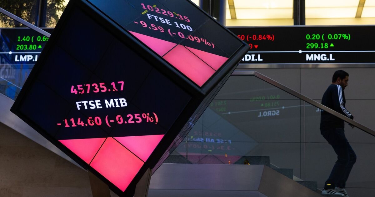 FTSE 100 and S&P 500 Fall as Trump Revives Greenland Tariff Threats