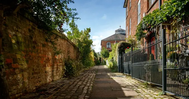 Amersham: A Picturesque Town on the Underground Evoking Cotswold Charm