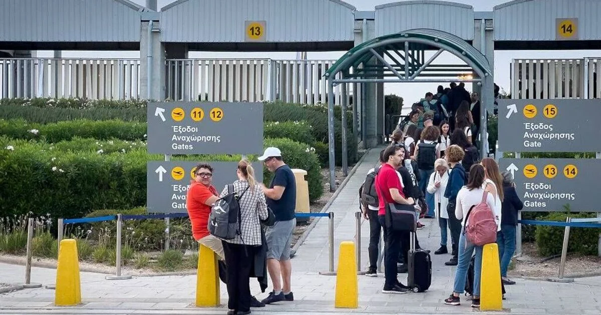 Airlines Update Passengers on Flight Resumptions Amid Middle East Tensions