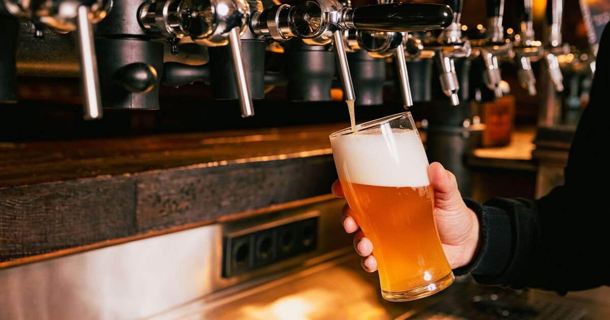 UK Pub Cuts Food and Drink Prices for Cash Payments Amid Rising Costs