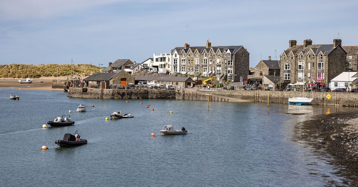 UK Beach Town Named Best Festive Walking Destination with Traditional Pub Meals