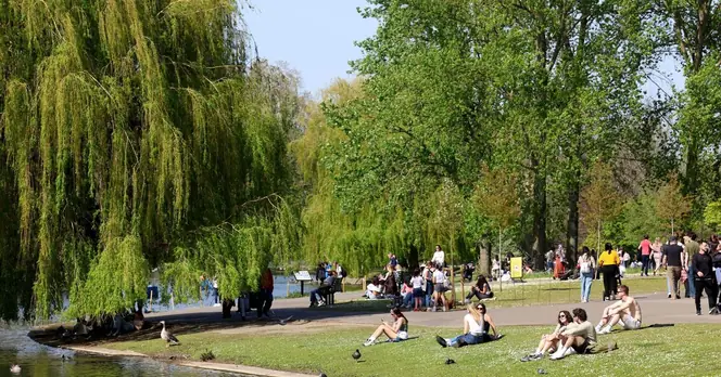 UK Weather Forecasts Predict 22C Heatwave Across 21 Counties