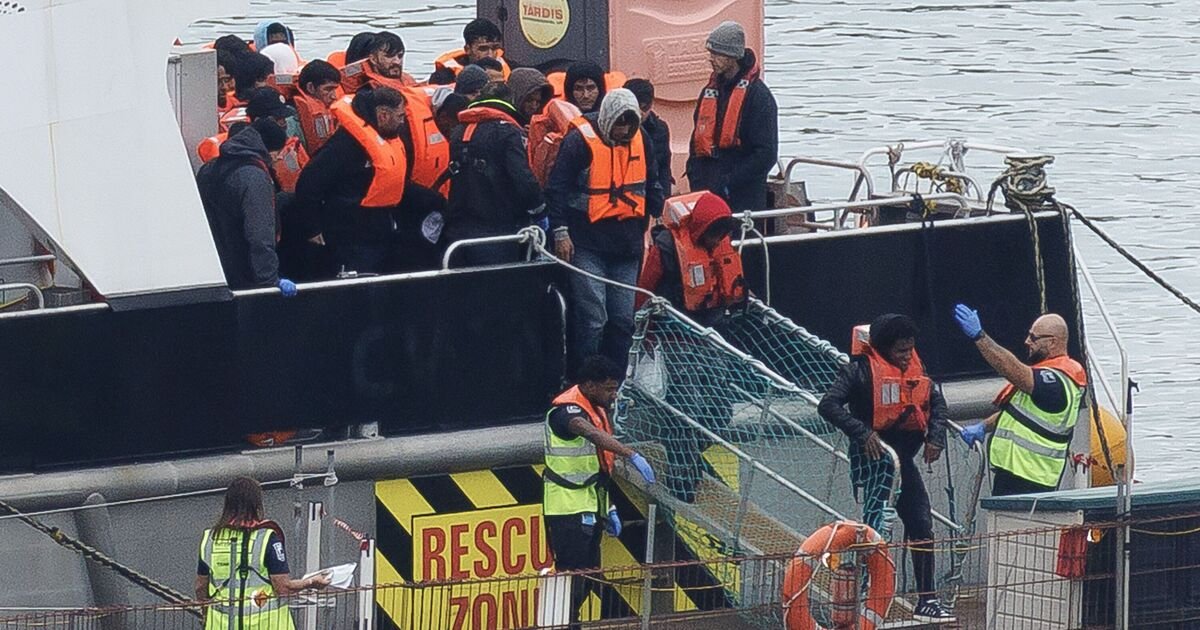 Migrants Arrive at New Removal Centre Amid Criticism of Government's Strategy