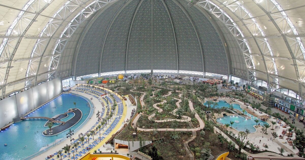 World’s Largest Indoor Beach Offers Warmth Amidst England's Winter Cold